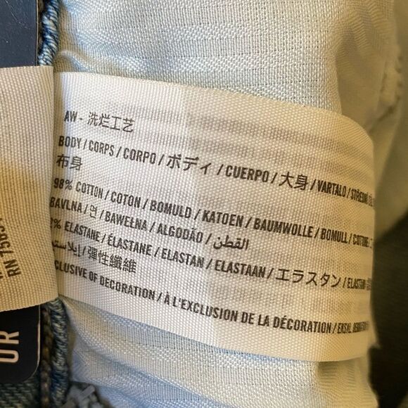 NWT Hollister Ultra High Rise Mom Jeans Women's Size 24 Unhemmed Blue Artsy Cat - Picture 16 of 16